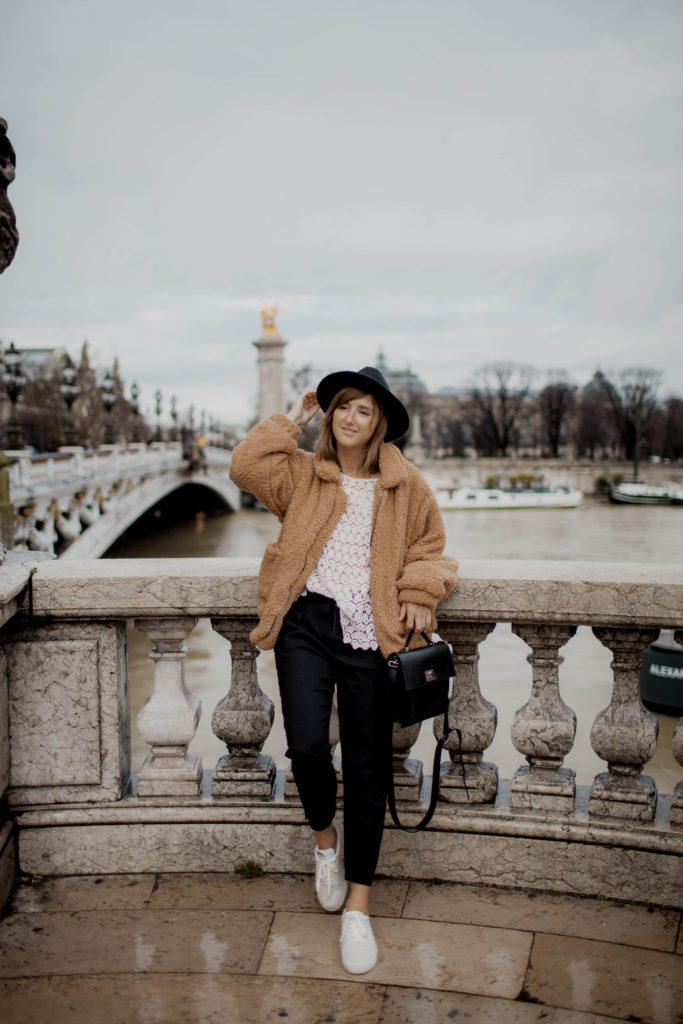 Veste moumoute & baskets blanches