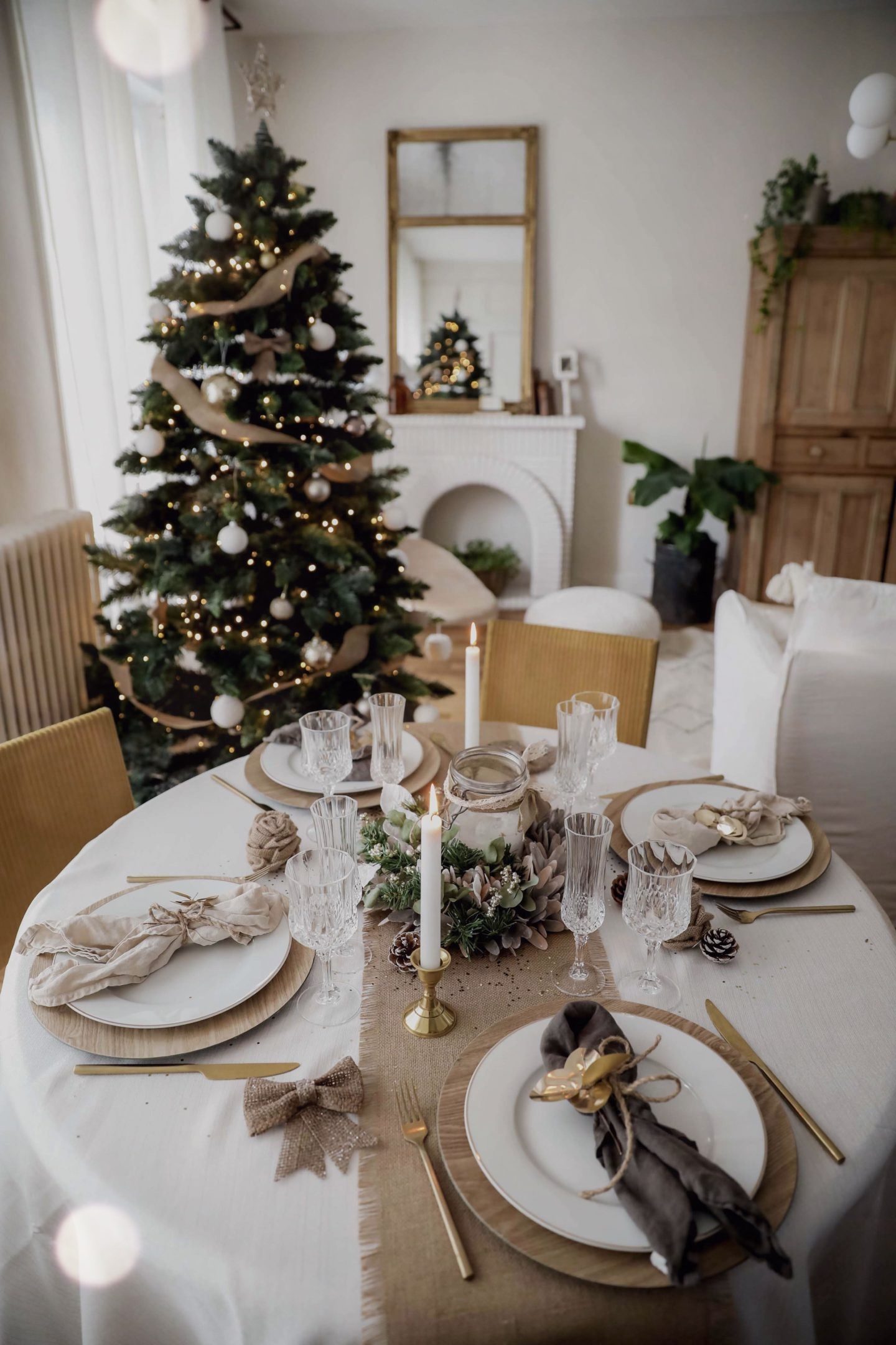 TABLE DE FÊTES ET SAPIN DE NOËL